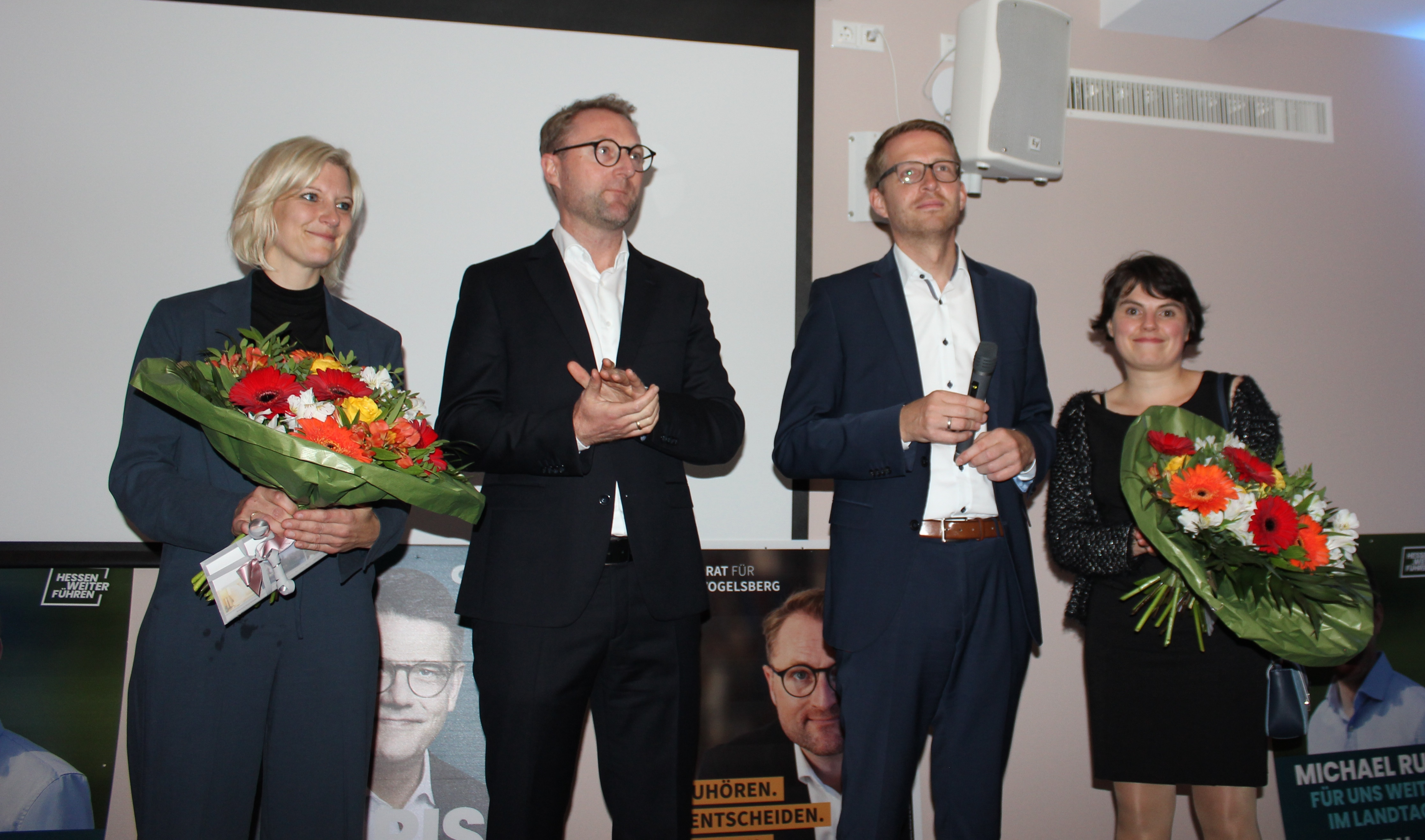 Die Wahlgewinner vom Sonntag: Dr. Jens Mischak (Landrat) und Michael Ruhl (direktgewählter Landtagsabgeordneter) mit ihren Ehefrauen Sabrina und Judith