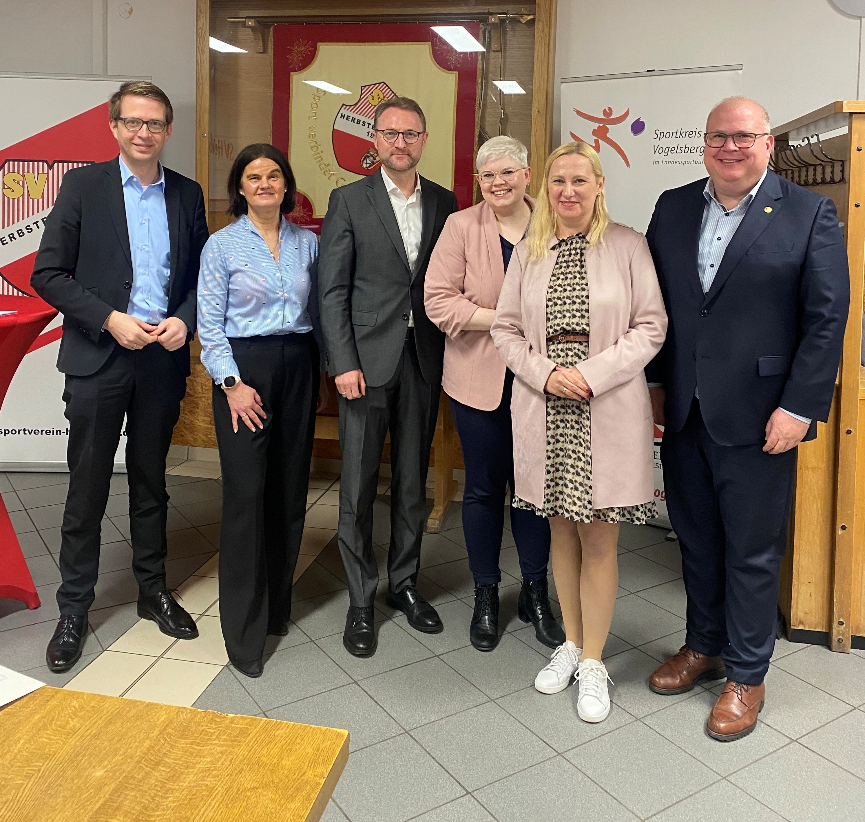 Mit deutlicher Botschaft f�r den Sport: v.l. Staatssekret�r Michael Ruhl, B�rgermeisterin Astrid Staubach, Landrat Dr. Jens Mischak, Landtagsabgeordnete Jennifer Gie�ler, Sportministerin Diana Stolz und B�rgermeister Stephan Paule