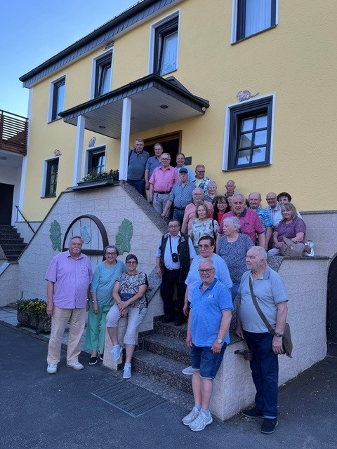 Senioren Union vor dem Gasthaus zum Bieber